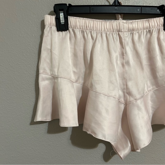 Victoria’s Secret Light Pink Satin Ruffle Loungewear Shorts Women’s Size Medium - Picture 6 of 9